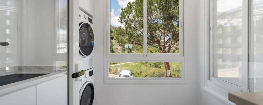 Luminoso y moderno apartamento de 3 dormitorios con vistas al mar y al golf en Altos de La Quinta