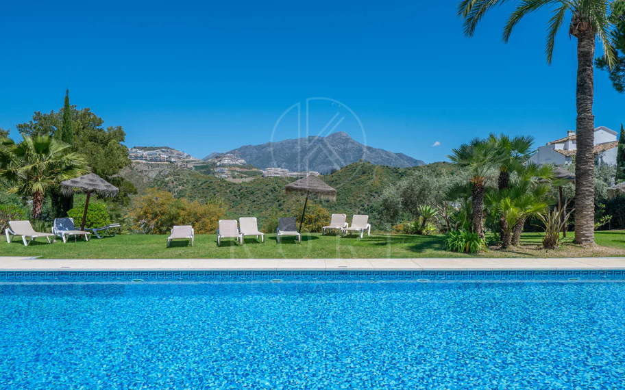Luminoso y moderno apartamento de 3 dormitorios con vistas al mar y al golf en Altos de La Quinta