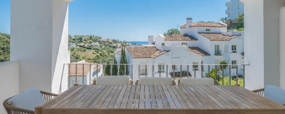 Luminoso y moderno apartamento de 3 dormitorios con vistas al mar y al golf en Altos de La Quinta