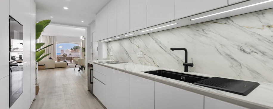 Luminoso y moderno apartamento de 3 dormitorios con vistas al mar y al golf en Altos de La Quinta