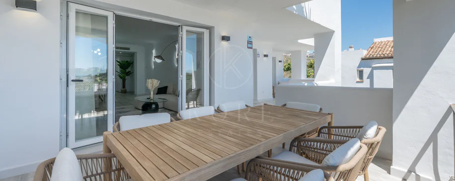 Luminoso y moderno apartamento de 3 dormitorios con vistas al mar y al golf en Altos de La Quinta