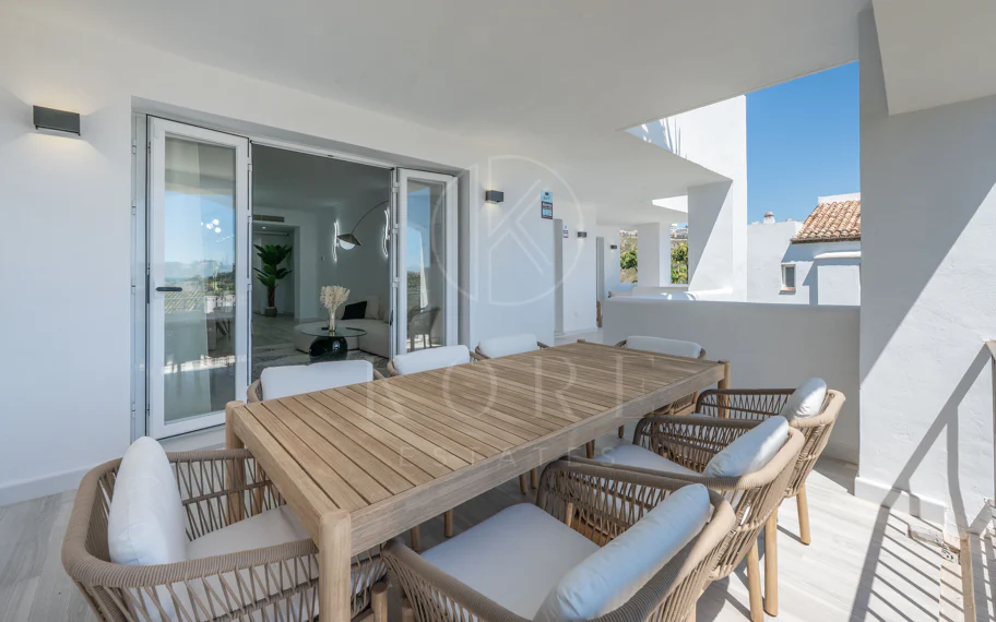 Luminoso y moderno apartamento de 3 dormitorios con vistas al mar y al golf en Altos de La Quinta