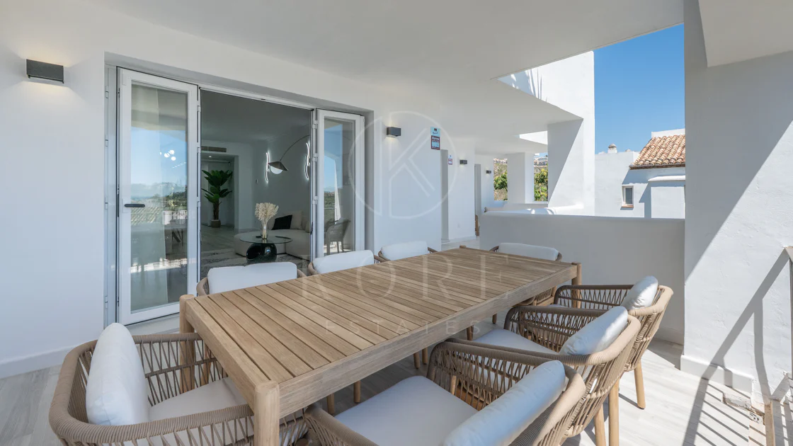 Luminoso y moderno apartamento de 3 dormitorios con vistas al mar y al golf en Altos de La Quinta