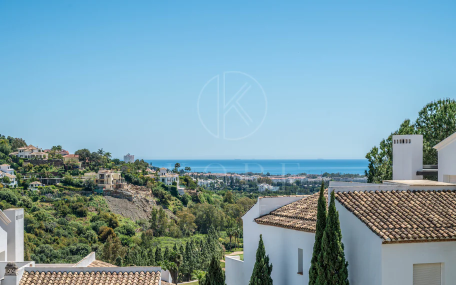 Luminoso y moderno apartamento de 3 dormitorios con vistas al mar y al golf en Altos de La Quinta