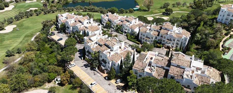 Luminoso y moderno apartamento de 3 dormitorios con vistas al mar y al golf en Altos de La Quinta