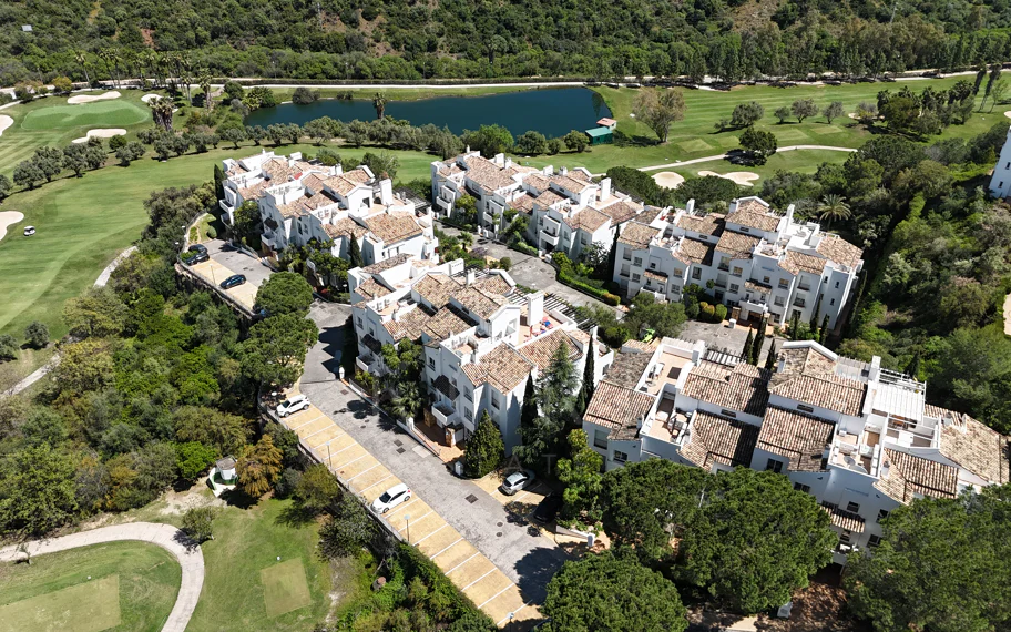Luminoso y moderno apartamento de 3 dormitorios con vistas al mar y al golf en Altos de La Quinta