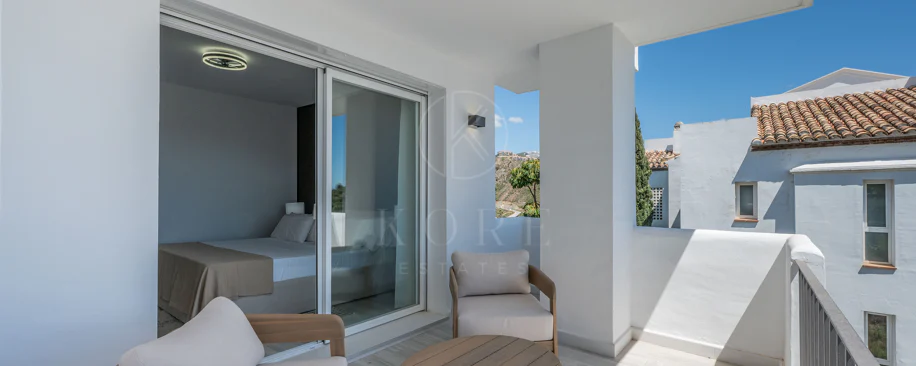 Luminoso y moderno apartamento de 3 dormitorios con vistas al mar y al golf en Altos de La Quinta