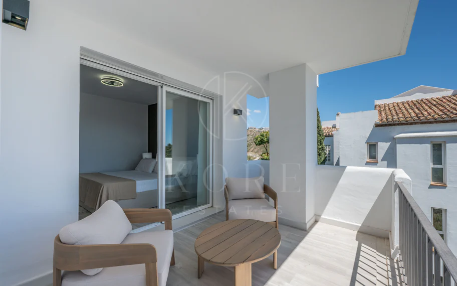Luminoso y moderno apartamento de 3 dormitorios con vistas al mar y al golf en Altos de La Quinta