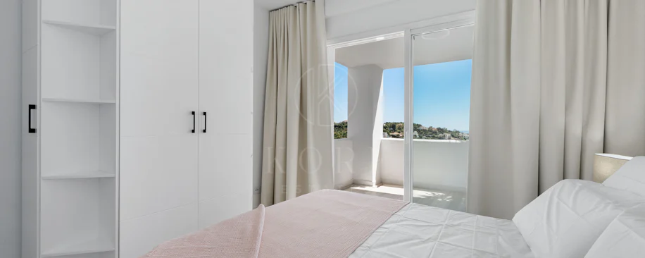 Luminoso y moderno apartamento de 3 dormitorios con vistas al mar y al golf en Altos de La Quinta