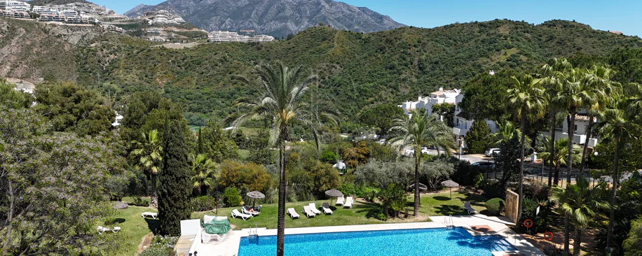 Luminoso y moderno apartamento de 3 dormitorios con vistas al mar y al golf en Altos de La Quinta