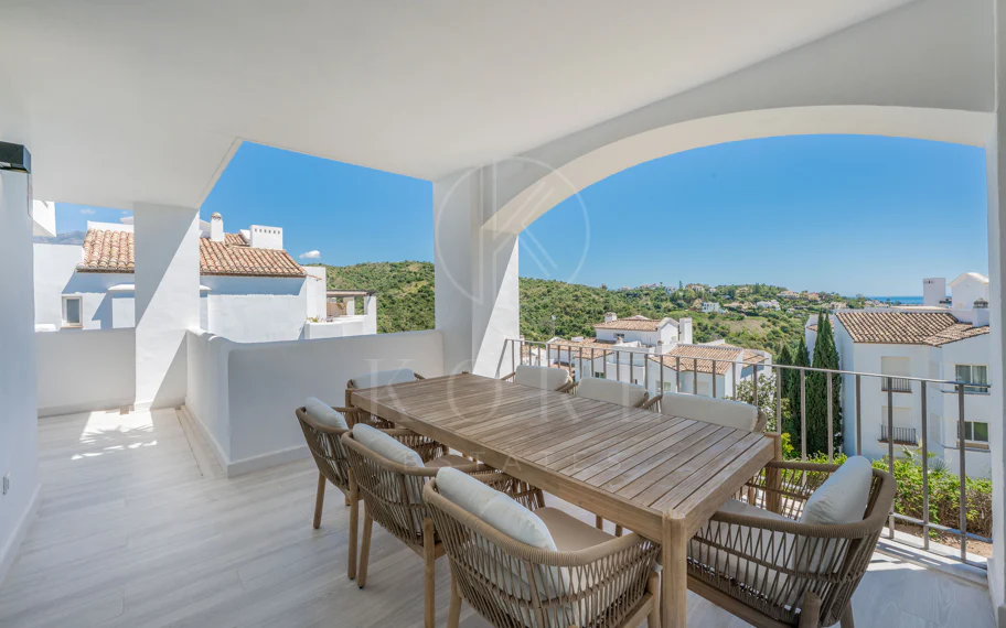 Luminoso y moderno apartamento de 3 dormitorios con vistas al mar y al golf en Altos de La Quinta