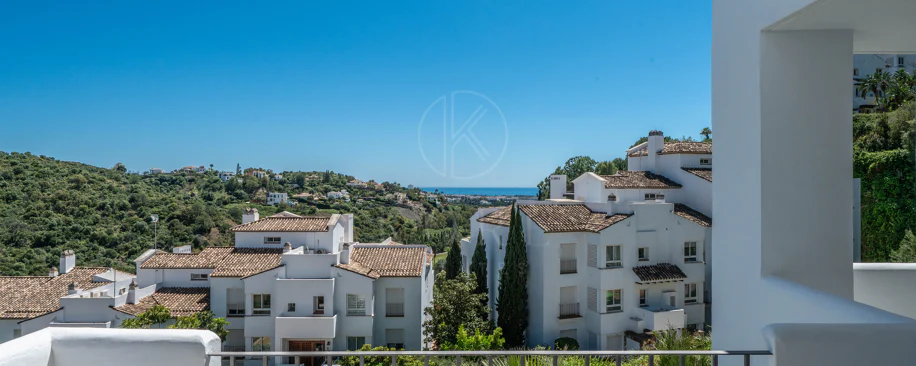 Luminoso y moderno apartamento de 3 dormitorios con vistas al mar y al golf en Altos de La Quinta