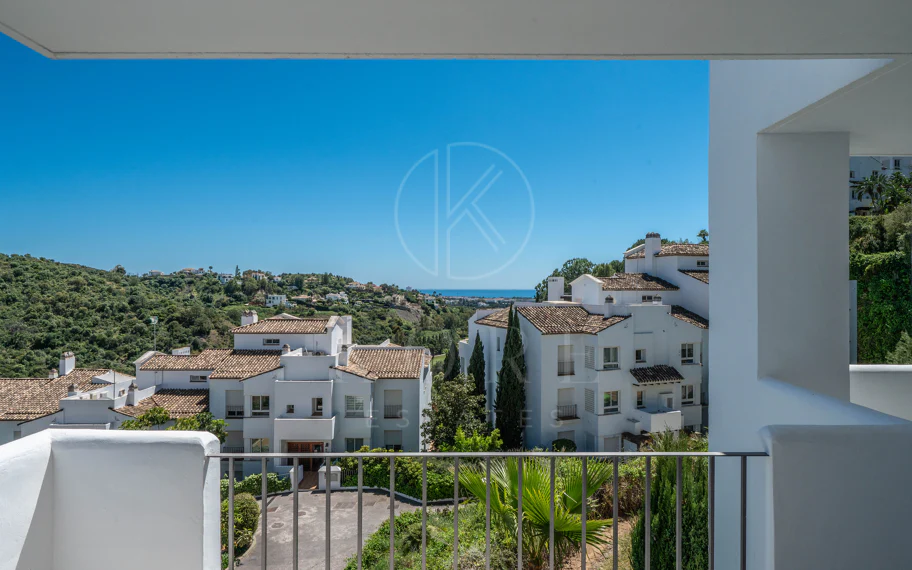 Luminoso y moderno apartamento de 3 dormitorios con vistas al mar y al golf en Altos de La Quinta