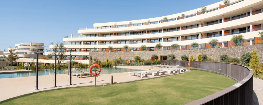 Experiencia refinada vida costera en este nuevo apartamento de lujo ubicado dentro del prestigioso Higuerón Resort.