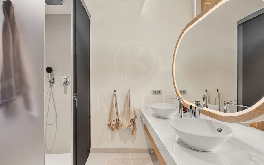 Experiencia refinada vida costera en este nuevo apartamento de lujo ubicado dentro del prestigioso Higuerón Resort.