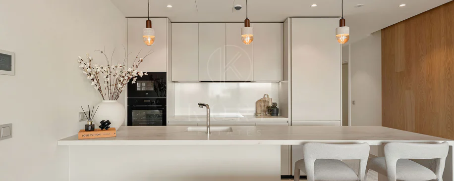 Experiencia refinada vida costera en este nuevo apartamento de lujo ubicado dentro del prestigioso Higuerón Resort.
