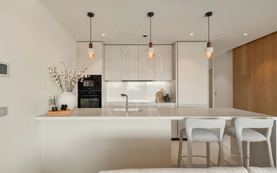 Experiencia refinada vida costera en este nuevo apartamento de lujo ubicado dentro del prestigioso Higuerón Resort.