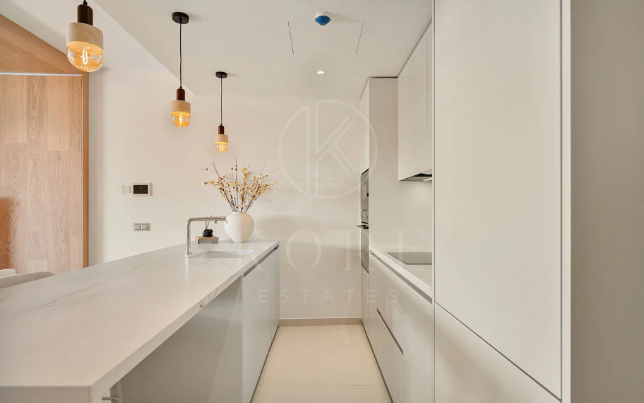 Experiencia refinada vida costera en este nuevo apartamento de lujo ubicado dentro del prestigioso Higuerón Resort.