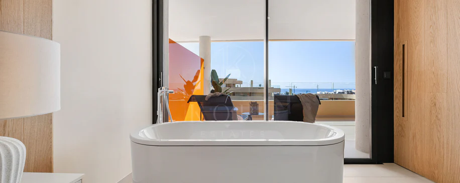 Experiencia refinada vida costera en este nuevo apartamento de lujo ubicado dentro del prestigioso Higuerón Resort.