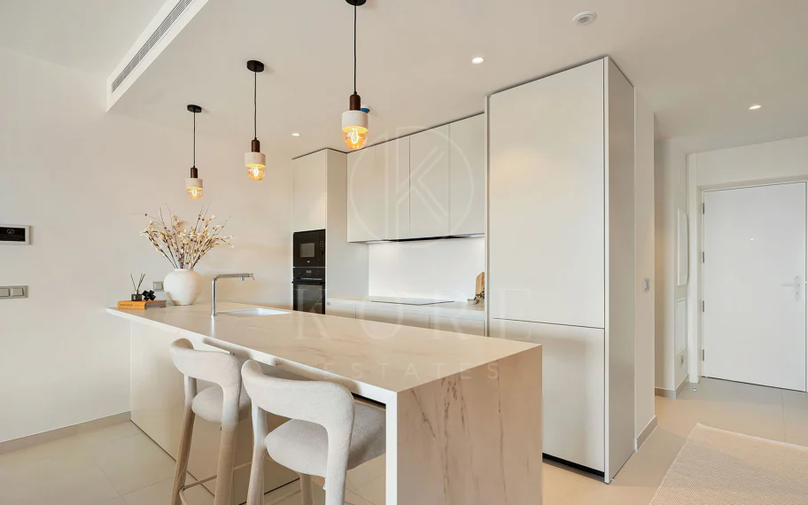 Experiencia refinada vida costera en este nuevo apartamento de lujo ubicado dentro del prestigioso Higuerón Resort.