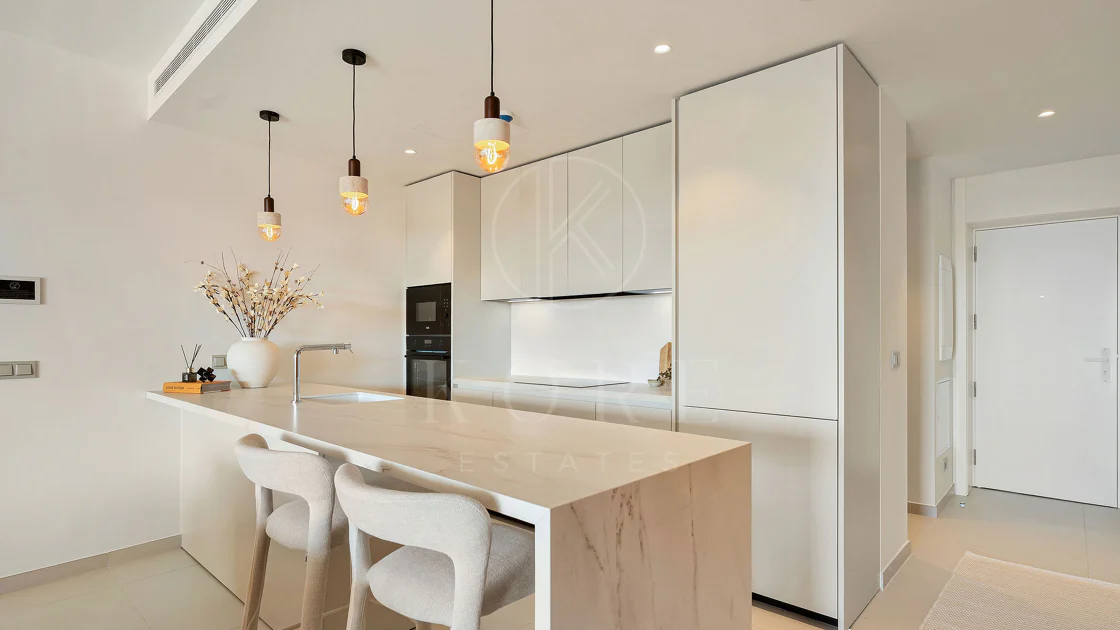 Experiencia refinada vida costera en este nuevo apartamento de lujo ubicado dentro del prestigioso Higuerón Resort.
