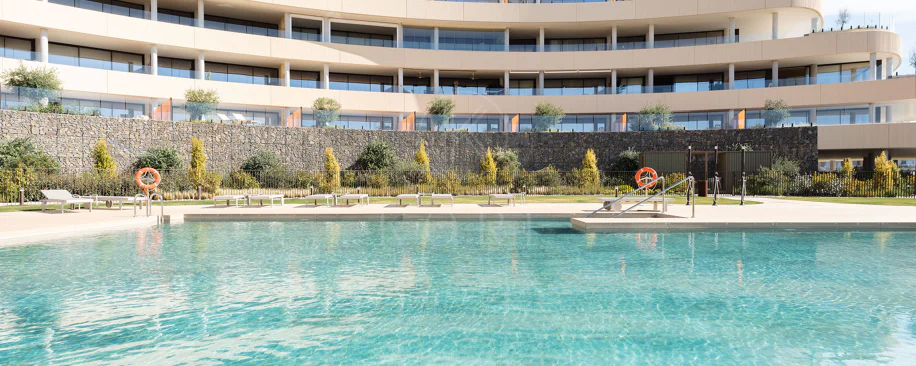 Experiencia refinada vida costera en este nuevo apartamento de lujo ubicado dentro del prestigioso Higuerón Resort.