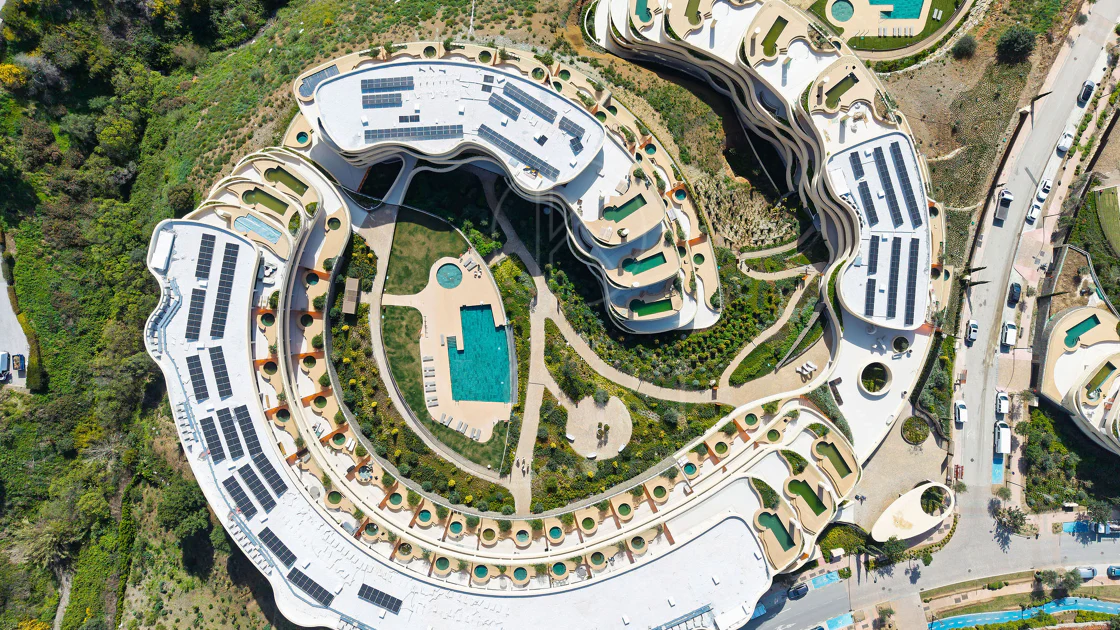 Experiencia refinada vida costera en este nuevo apartamento de lujo ubicado dentro del prestigioso Higuerón Resort.