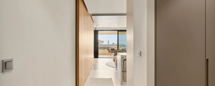 Experiencia refinada vida costera en este nuevo apartamento de lujo ubicado dentro del prestigioso Higuerón Resort.