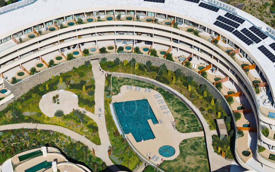 Experiencia refinada vida costera en este nuevo apartamento de lujo ubicado dentro del prestigioso Higuerón Resort.