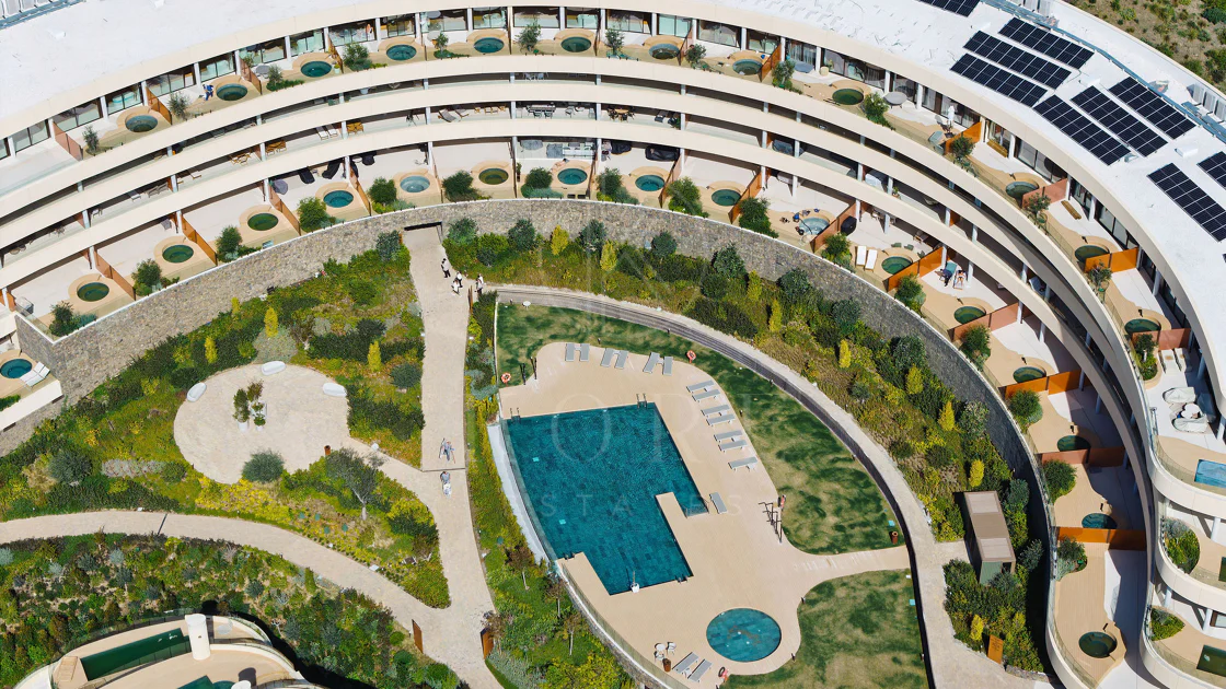 Experiencia refinada vida costera en este nuevo apartamento de lujo ubicado dentro del prestigioso Higuerón Resort.