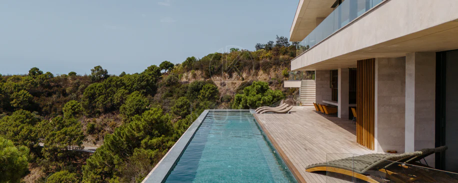 Exceptional Contemporary Villa with Panoramic Views in Monte Mayor