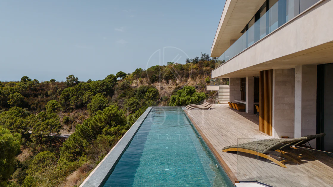 Exceptional Contemporary Villa with Panoramic Views in Monte Mayor