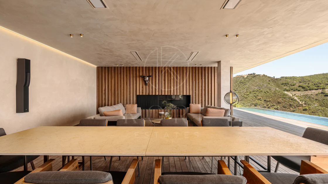 Exceptional Contemporary Villa with Panoramic Views in Monte Mayor