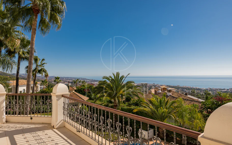 Vilă mediteraneană elegantă cu vedere panoramică la mare în Sierra Blanca