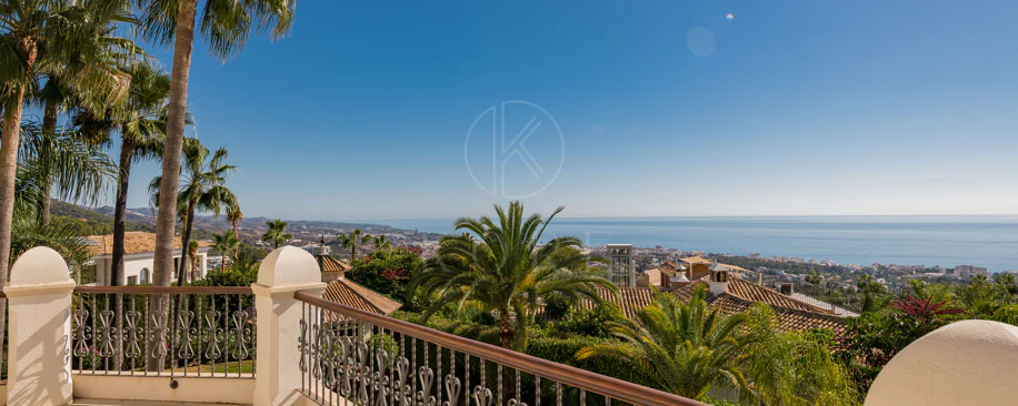 Vilă mediteraneană elegantă cu vedere panoramică la mare în Sierra Blanca