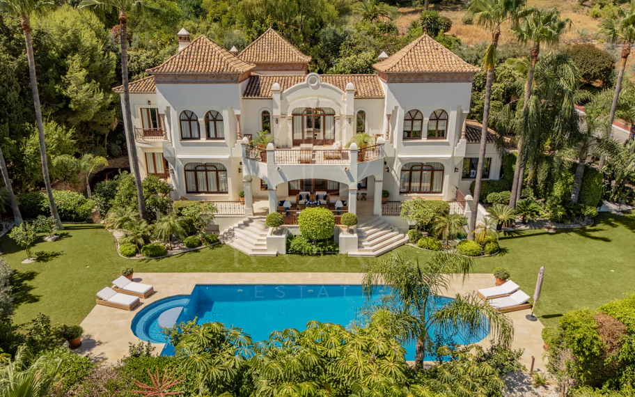 Elegante villa mediterránea con vistas panorámicas al mar en Sierra Blanca