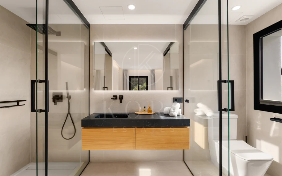 Villa contemporánea renovada en Monte Halcones, Benahavís