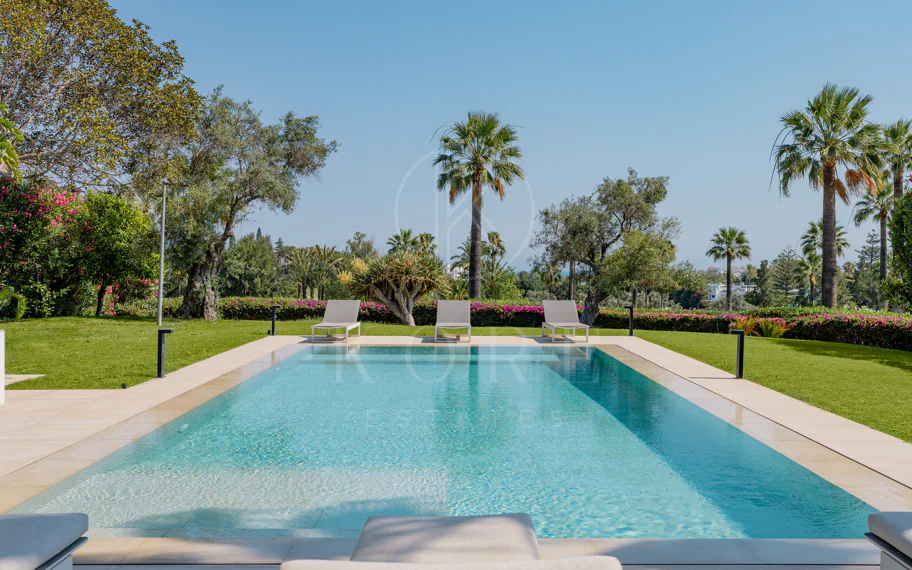 Villa Frontal de Golf en Los Naranjos, Nueva Andalucía