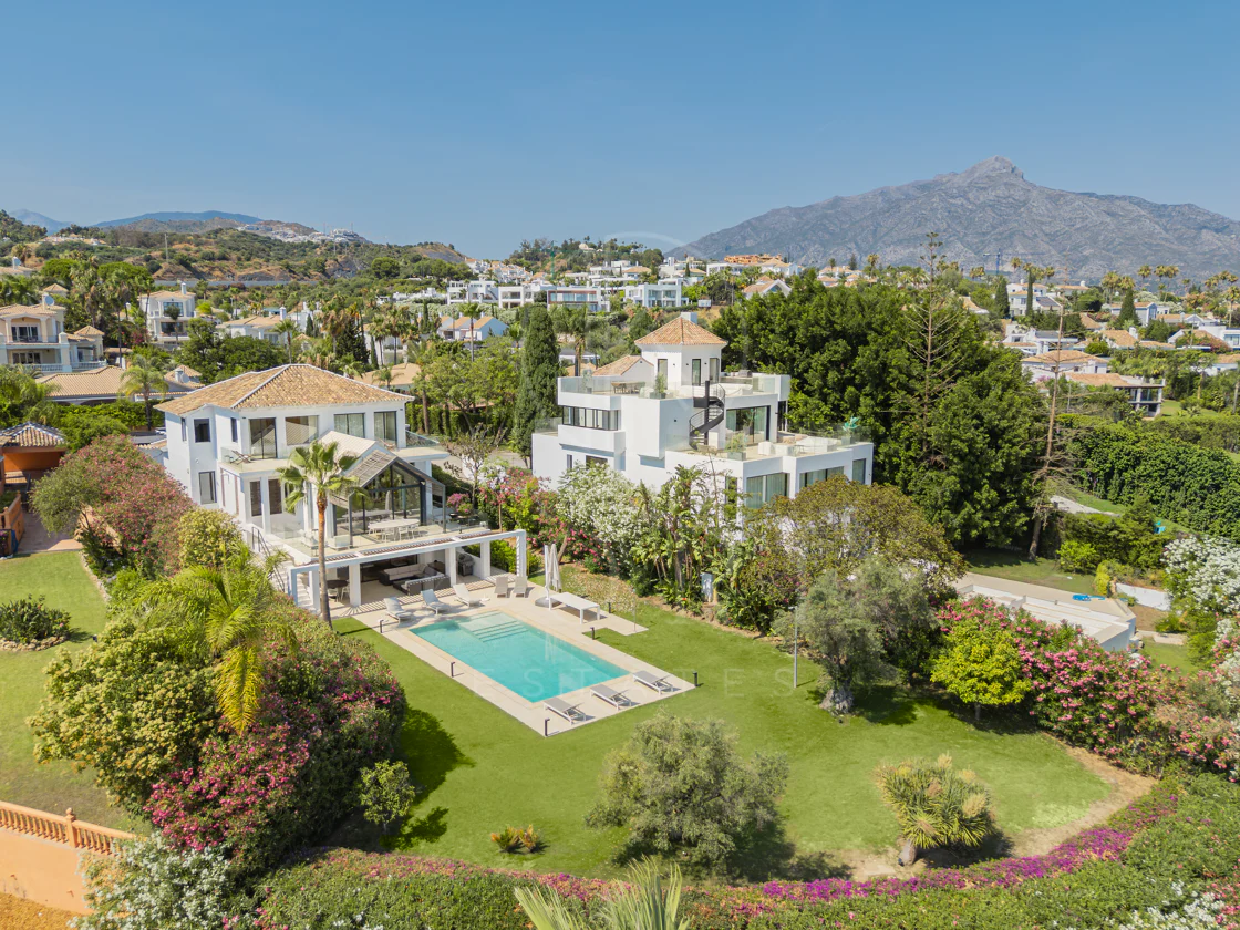 Frontline Golf Villa in Los Naranjos, Nueva Andalucía