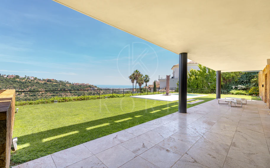 Vilă contemporană cu vedere panoramică la mare și teren de golf în Los Arqueros