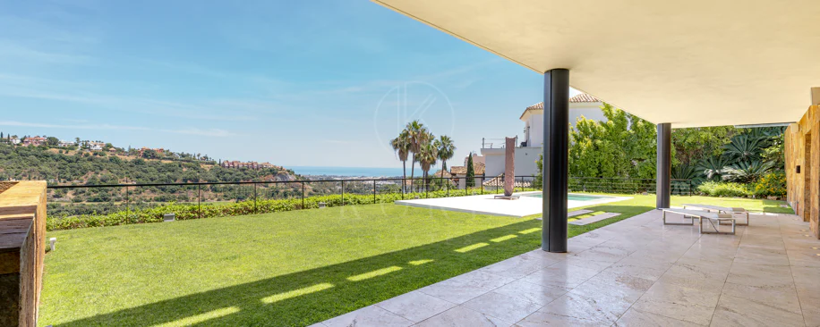 Vilă contemporană cu vedere panoramică la mare și teren de golf în Los Arqueros