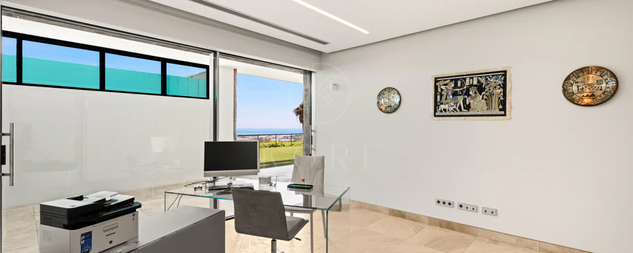 Vilă contemporană cu vedere panoramică la mare și teren de golf în Los Arqueros