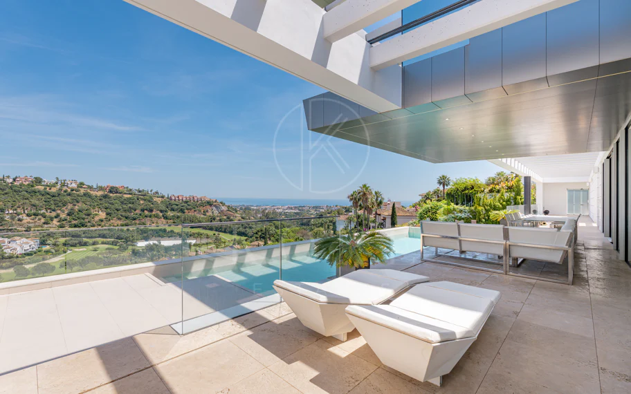 Villa contemporánea con vistas panorámicas al mar y al campo de golf en Los Arqueros