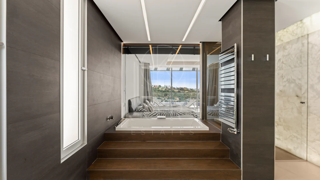 Villa contemporánea con vistas panorámicas al mar y al campo de golf en Los Arqueros