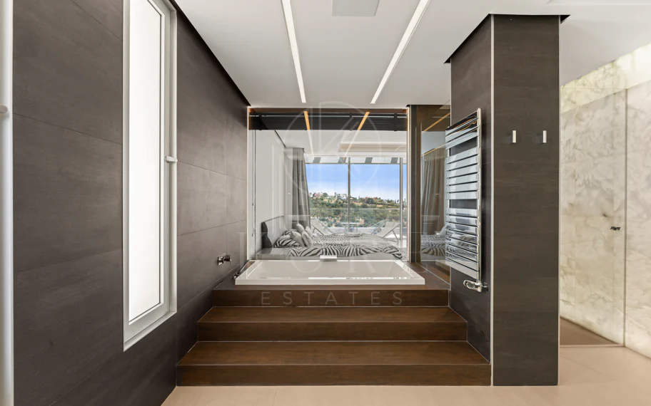 Villa contemporánea con vistas panorámicas al mar y al campo de golf en Los Arqueros