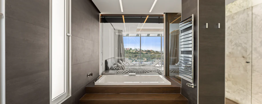 Villa contemporánea con vistas panorámicas al mar y al campo de golf en Los Arqueros