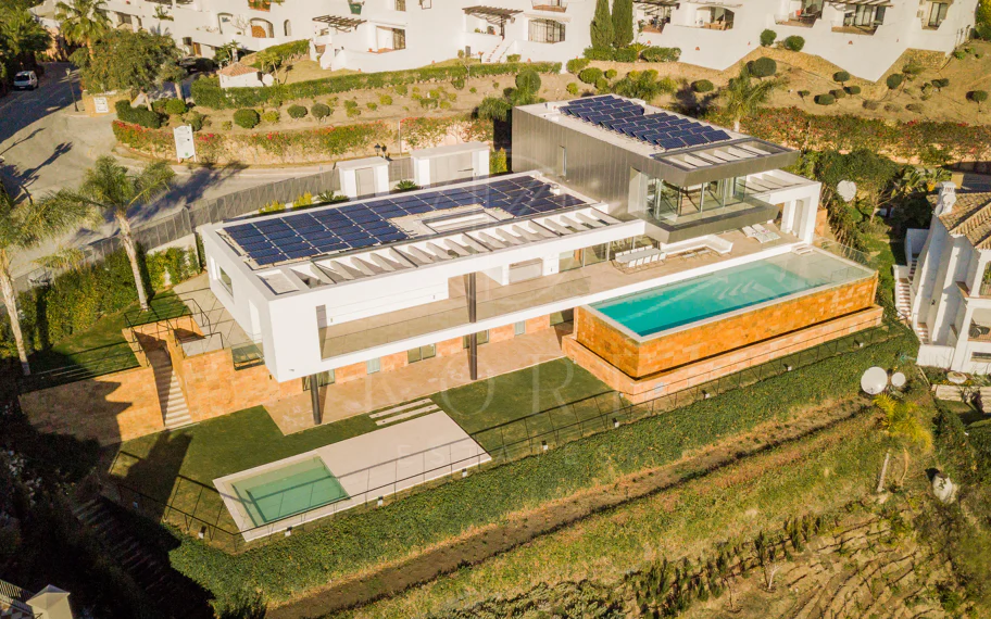 Vilă contemporană cu vedere panoramică la mare și teren de golf în Los Arqueros
