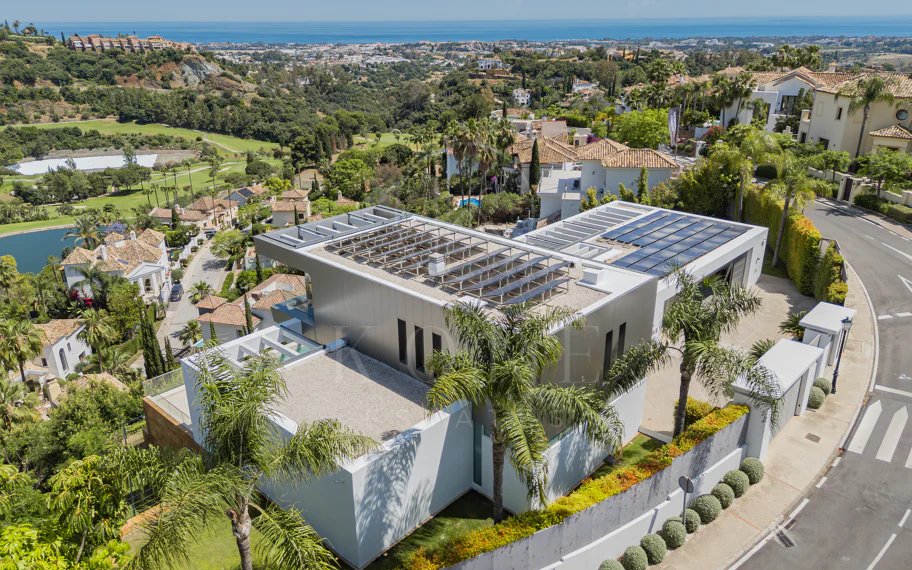 Villa contemporánea con vistas panorámicas al mar y al campo de golf en Los Arqueros
