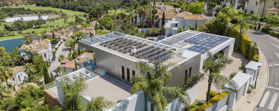 Villa contemporánea con vistas panorámicas al mar y al campo de golf en Los Arqueros