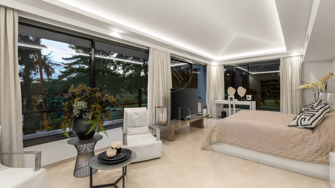 Villa de golf en primera línea con vistas a La Concha en Las Brisas